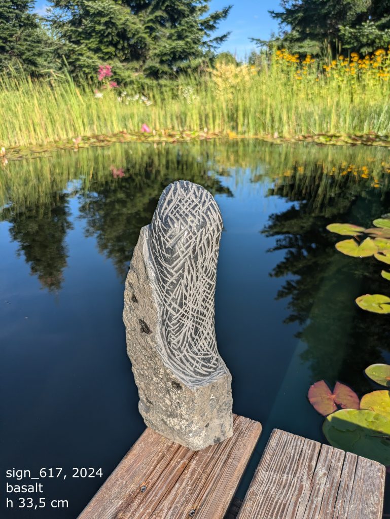 Skulptur bei Teich