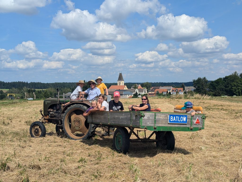 alter Steyrer Traktor im Waldviertel, Batlow Schild